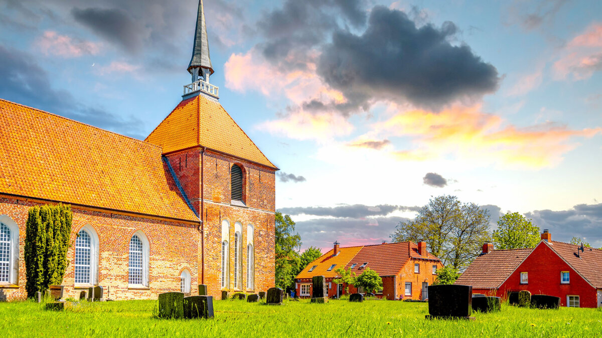 Kirche des Warftendorfes Rysum