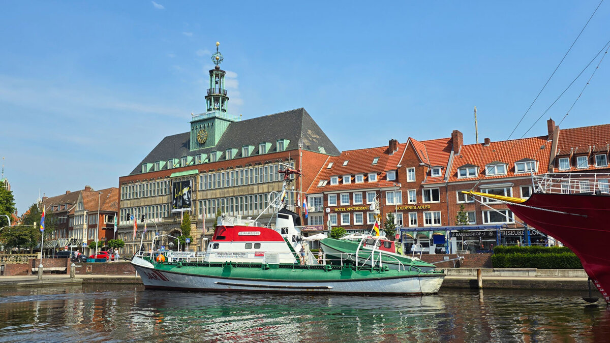 Stadt Emden: Ratsdelft mit dem Museumskreuzer Georg Breusing