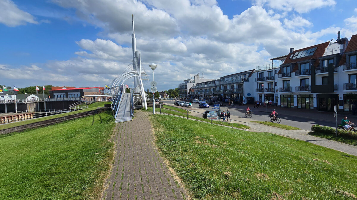 Bensersiel: Deichbrücke über die Deichschart