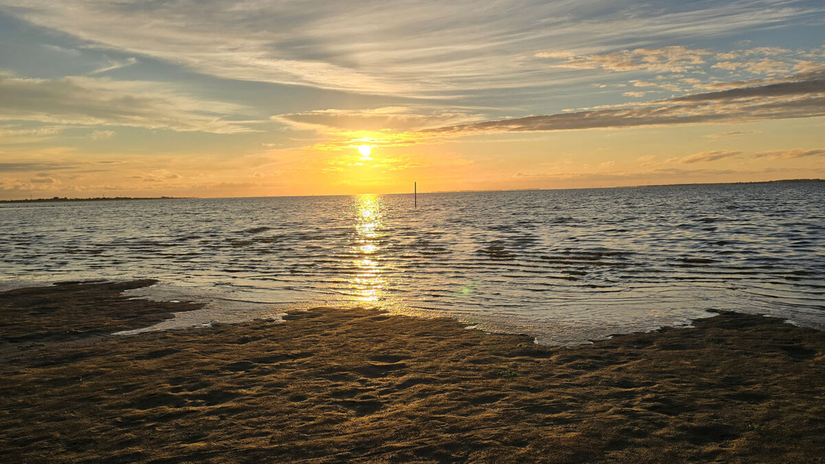 Bensersiel: Sonnenuntergang am Sandstrand