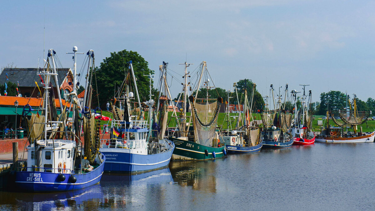 Fischkutter im Hafen von Greetsiel