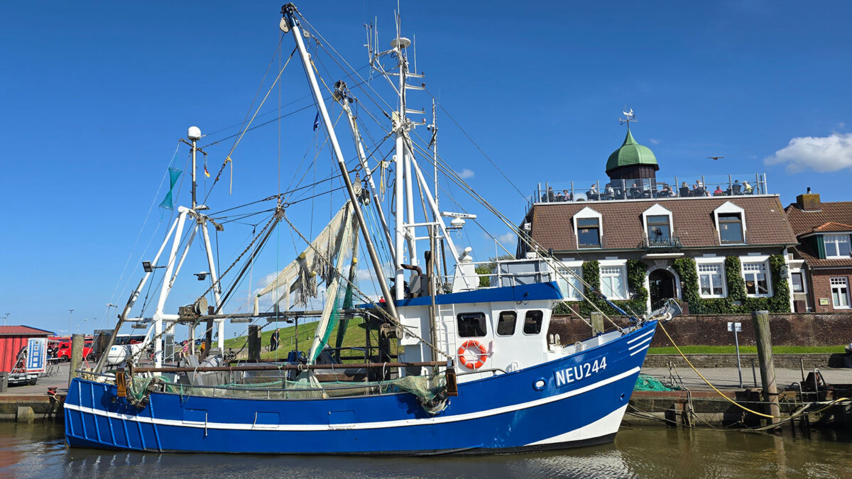 Neuharlingersiel, Kutterhafen mit Café Störmhuus