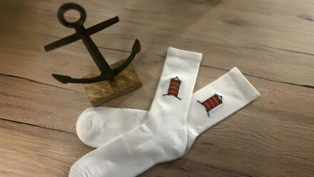 Pilsumer Leuchtturm jetzt als Tennissocken erhältlich