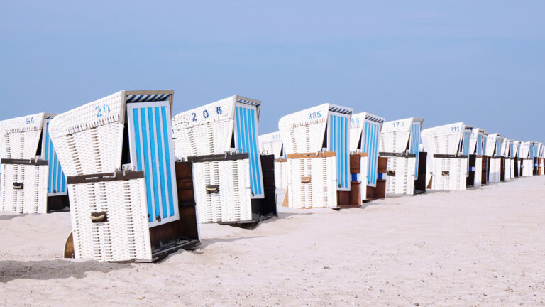 Strandkorb: Symbol des Küstenurlaubs