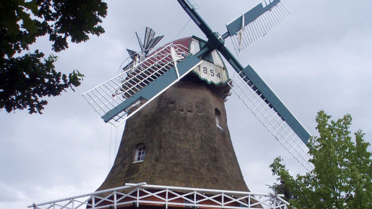 Die zweigeschossige Windmühle (Galerieholländer) im Dörpmuseum Münkeboe