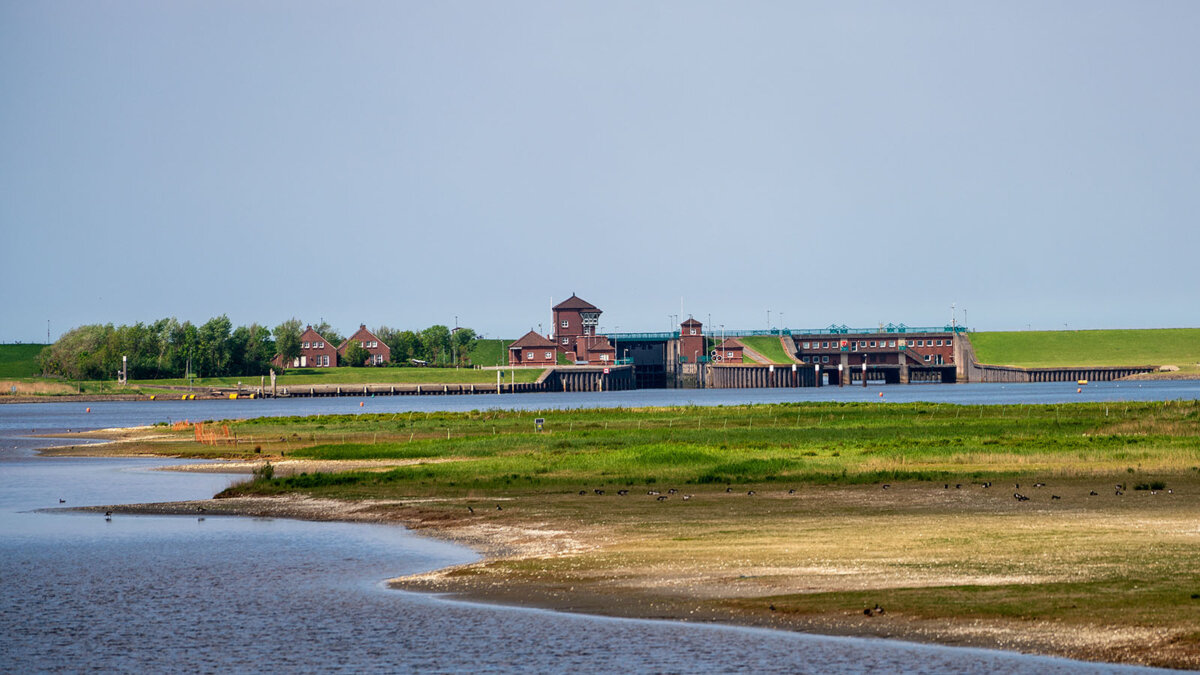 Leysiel ist ein Siel an der Leybucht, nahe Greetsiel, einem malerischen Fischerdorf in Ostfriesland mit historischem Hafen.