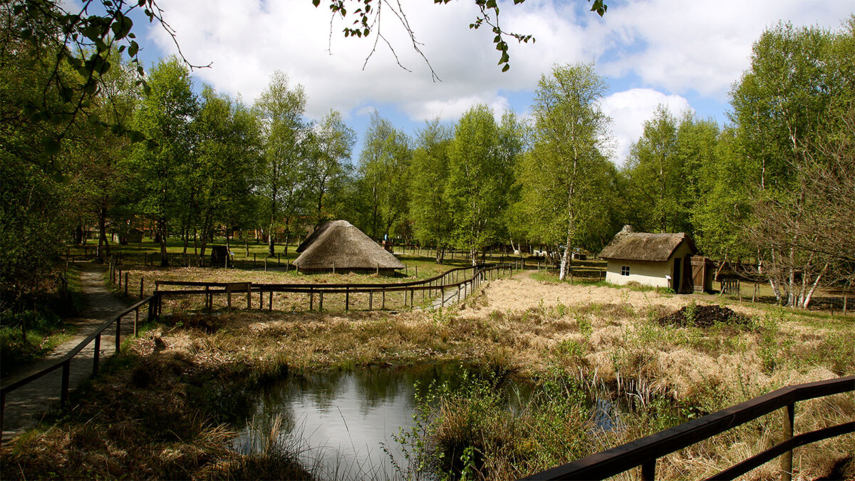 Moormuseum Moordorf, Lehmhütten