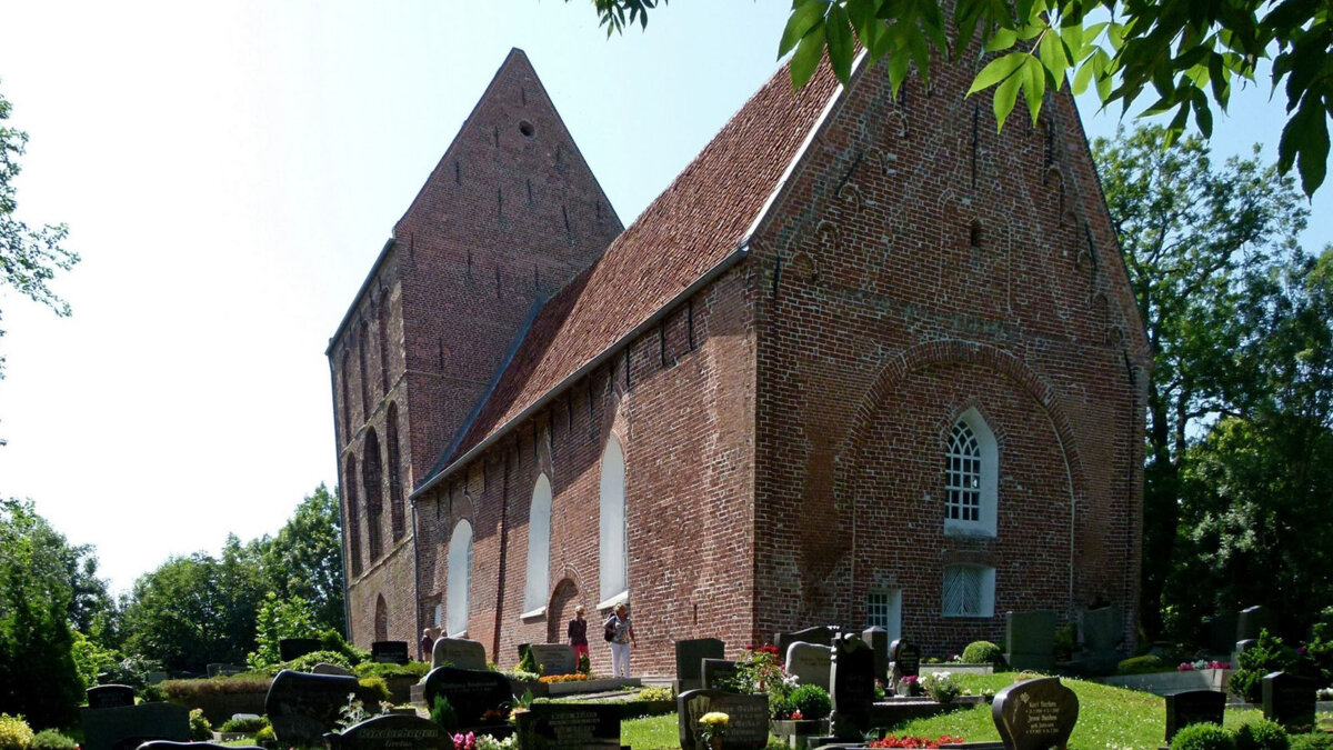 Schiefer Turm von Suurhusen - Friedhof